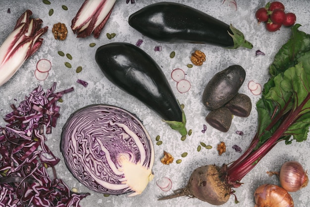 Légumes violets, aubergine, endive violette, chou rouge, betterave et pomme de terre violette, pour une alimentation saine