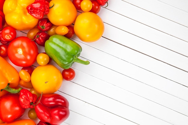 Légumes sur la vue de dessus de fond en bois blanc