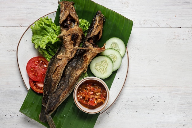 Lele Goreng sambal bawang ou poisson-chat frit avec sauce pimentée à l'ail