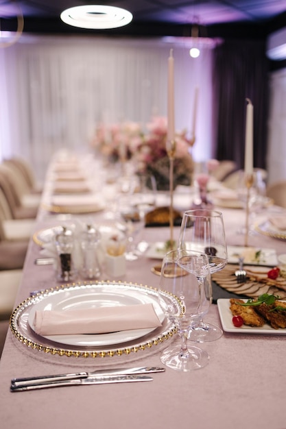 Élément de décor sur la table dans les couverts de restaurant et différents plats de fleurs