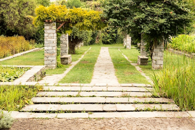 Éléments d'aménagement paysager dans le décor du jardin