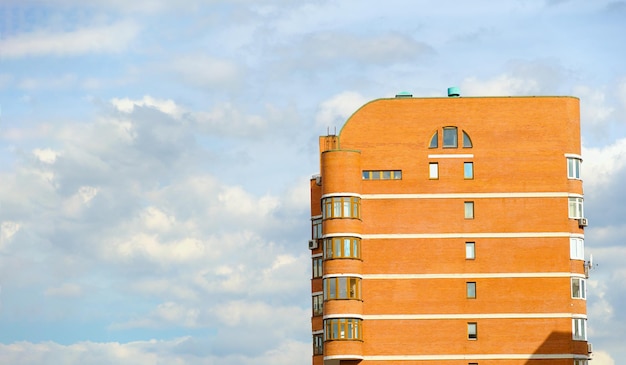 Éléments architecturaux du bâtiment sur fond de ciel