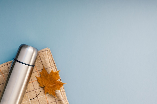 Éléments de camping sur table bleue