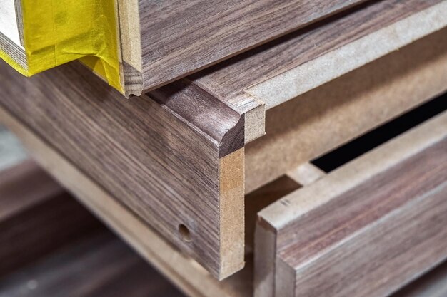 Éléments de commode dans un atelier Commode en bois massif Fabrication de meubles Gros plan