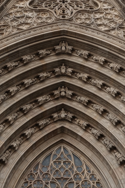 Éléments décoratifs sur la façade de la cathédrale catholique