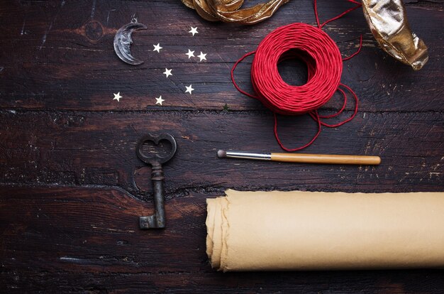 Éléments de décoration pour l'artisanat sur la vieille table en bois. Lieu de travail de décorateur. Fond de vacances