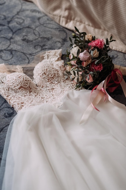 Éléments féminins de la garde-robe de mariage en prévision du mariage