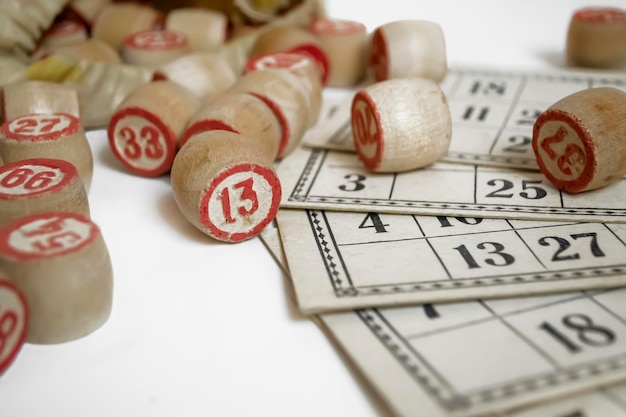 Éléments d'un jeu de loto Jeu de société sur fond blanc barils et cartes de bingo