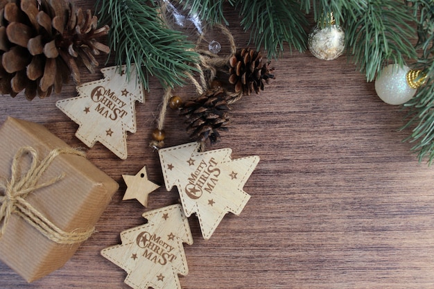 Éléments de Noël sur fond en bois