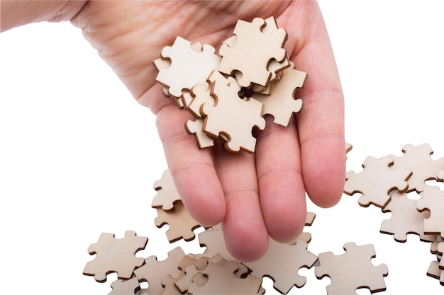 Éléments de pièces de puzzle en bois isolés sur fond blanc Les solutions d'entreprise ciblent les objectifs de réussite et les concepts de stratégie
