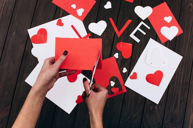 Éléments pour la carte postale de la Saint-Valentin se trouvent sur la table en bois