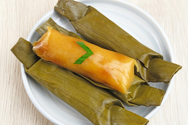 Lemet Singkong Utri ou Ketimus est un gâteau traditionnel à base de manioc râpé avec du sucre brun