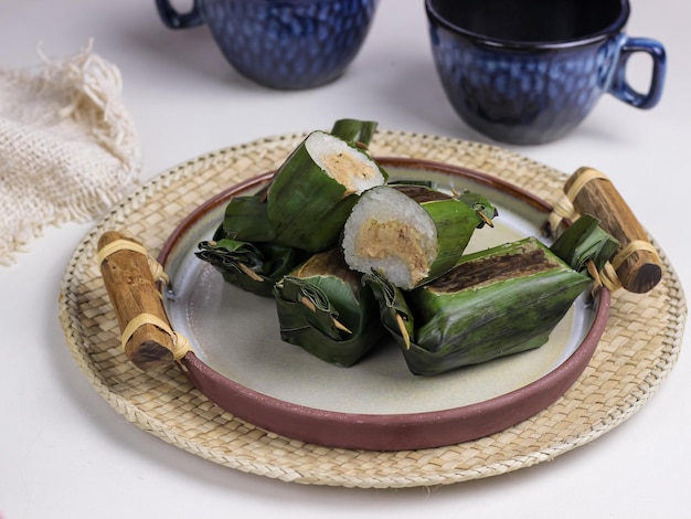 Lemper , une collation traditionnelle indonésienne à base de riz gluant et remplie de viande de poulet