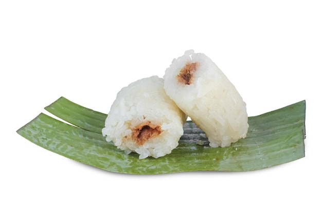 Lemper est une collation à base de riz gluant, lemper isolé sur fond blanc