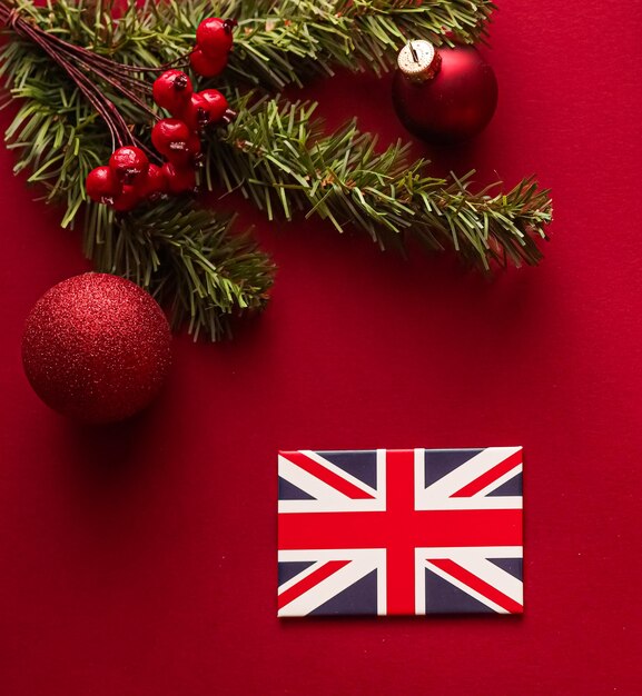 Le lendemain de Noël et le drapeau du Royaume-Uni cadeaux de vacances traditionnels présents sur fond rouge cadeau emballé à plat et décorations d'ornements festifs comme conception de vacances flatlay