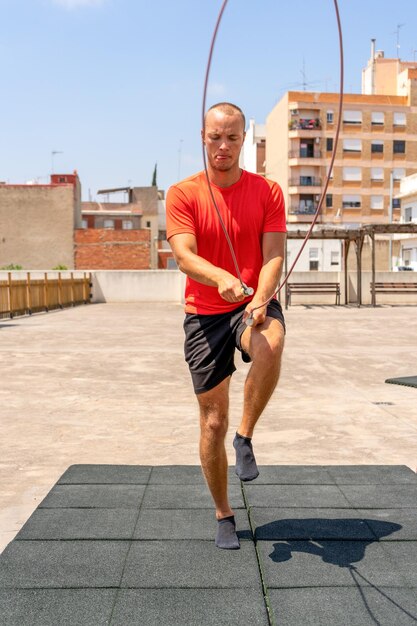 Photo length complet d'un jeune homme faisant de l'exercice à l'extérieur