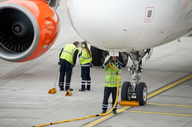 Photo length complet des personnes travaillant à l'aéroport