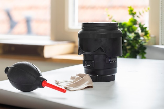 Lentille sur le bureau avec outils de nettoyage pour kit de nettoyage dslr et appareils photo sans miroir pour surface cmos