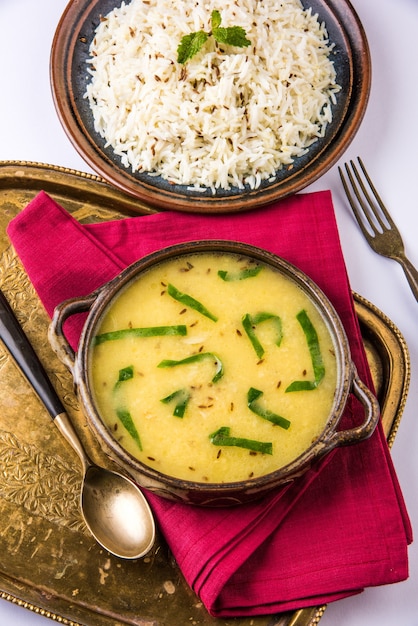 Lentille jaune entière dal fry ou tadka avec du cumin indien ou du riz jeera ou du chawal, mise au point sélective