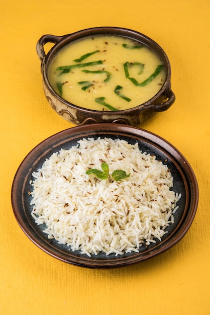 Lentille jaune entière dal fry ou tadka avec du cumin indien ou du riz jeera ou du chawal, mise au point sélective