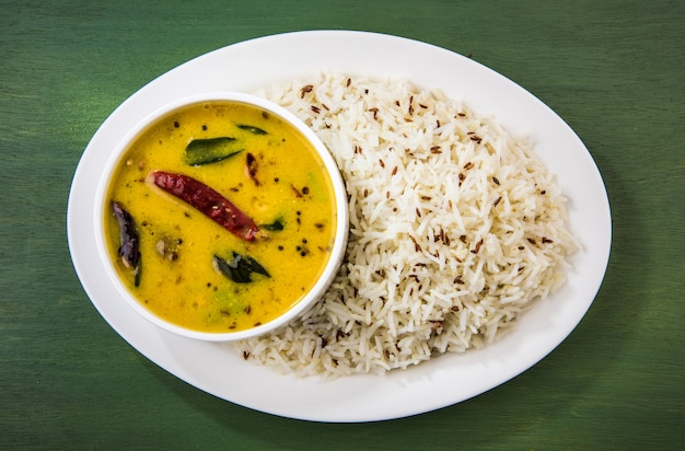 Lentille jaune entière dal tadka ou faire frire avec du riz Jeera, mise au point sélective