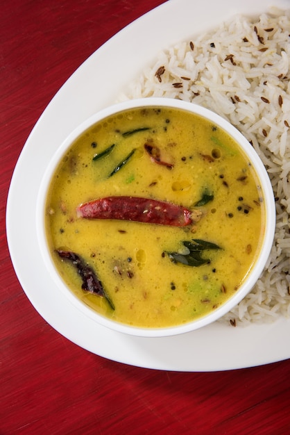 Lentille jaune entière dal tadka ou faire frire avec du riz Jeera, mise au point sélective