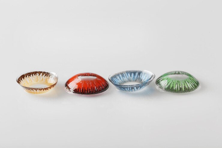 Photo lentilles de contact de couleur sur fond blanc