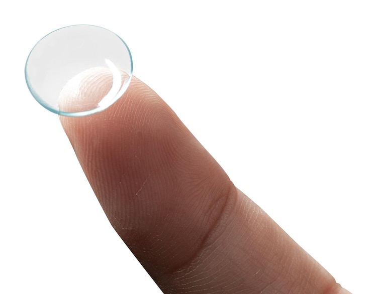 Photo les lentilles de contact intelligentes png sur le bout du doigt