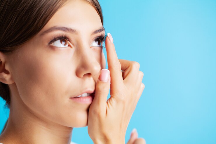Photo lentilles de contact pour la vision. jeune femme applique des lentilles de contact