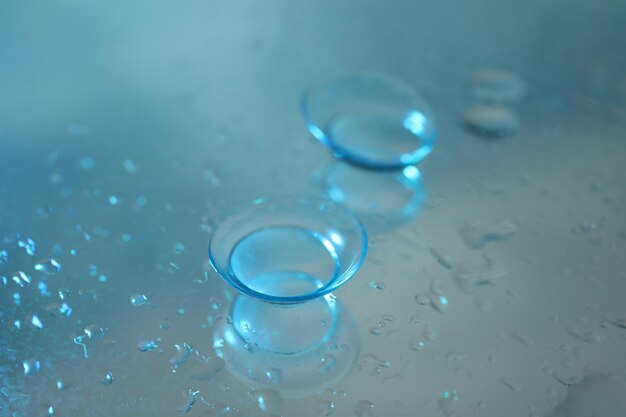 Lentilles de contact sur la surface du miroir avec de l'eau, Close up