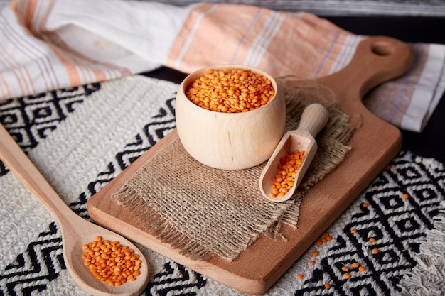 Lentilles crues sans cuisson dans un bol en bois Super aliment sain sur le fond naturel Esthétique produit végétalien sain