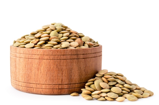 Lentilles dans une assiette en bois