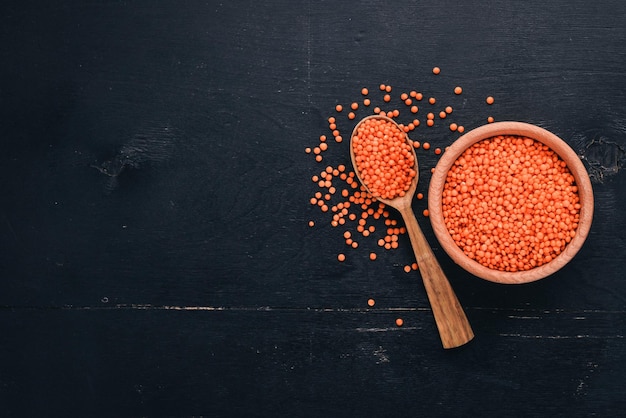 Lentilles dans une assiette sur un fond en bois Vue de dessus Espace de copie