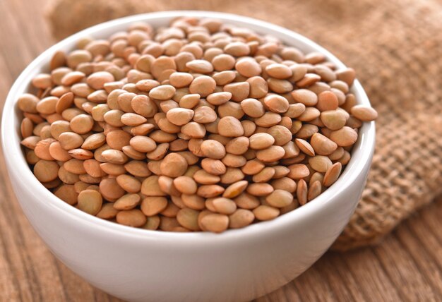 Lentilles dans un bol sur la table