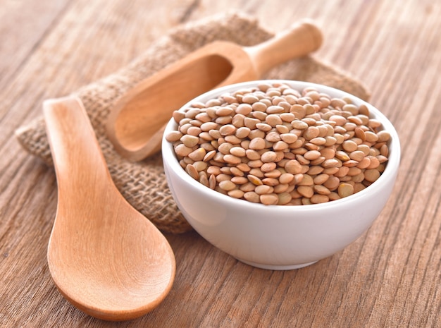 Lentilles dans un bol sur la table