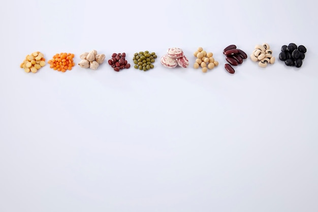 Des lentilles et des haricots multicolores sur un fond blanc
