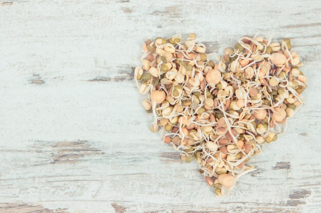 Lentilles et pois chiches pousses saines en forme de coeur contenant des vitamines et des minéraux