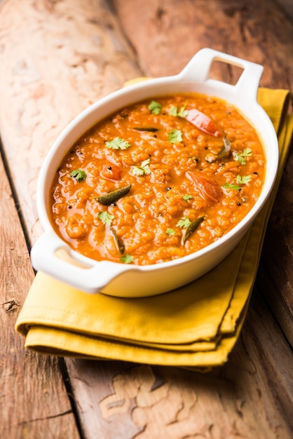 Lentilles rouges cuites Dal ou Dhal ou Masoor daal tadka servi dans un bol, mise au point sélective