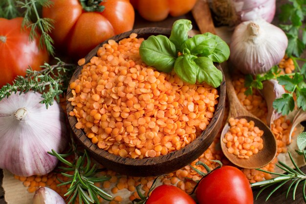 Lentilles rouges dans un bol avec tomates, ail et herbes