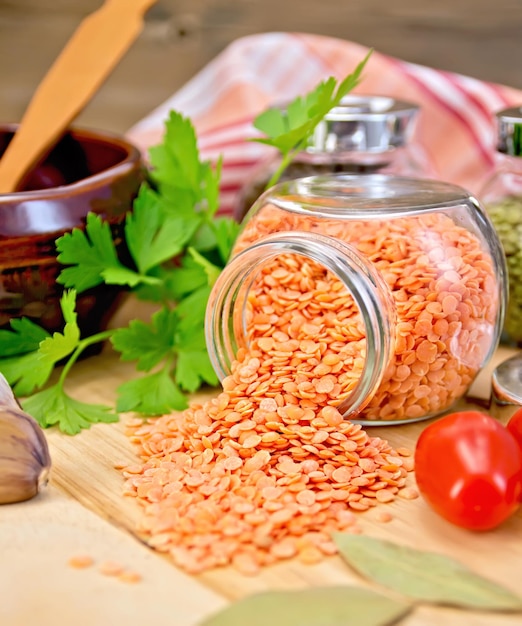 Lentilles rouges en pot avec persil à bord