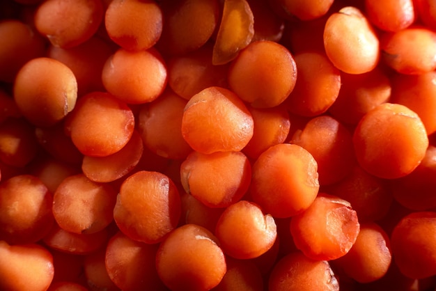 Lentilles rouges sèches très proches du gruau de lentilles rouges séchées grains de lentilles orange tas de matières premières daal dhal ma