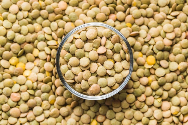 Lentilles séchées non cuites dans un bol Vue de dessus