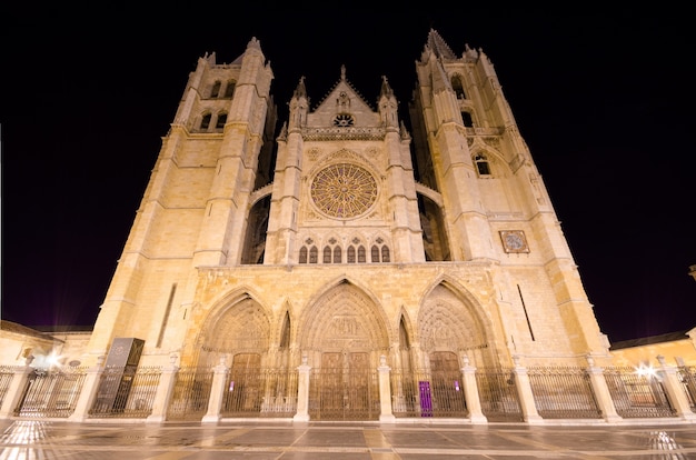 Photo leon cathédrale dans la nuit, leon, espagne.