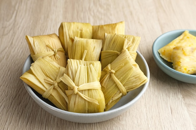 Lepet Jagung est une collation traditionnelle indonésienne, à base de maïs et de noix de coco râpée.