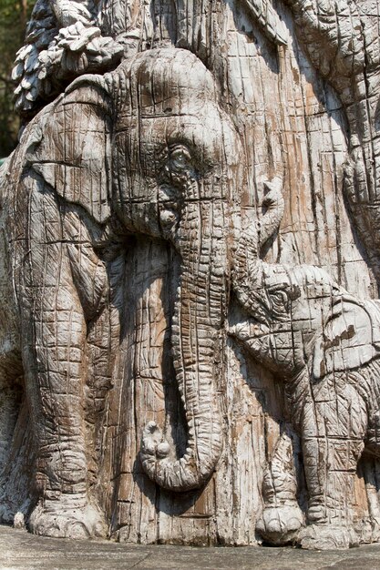 Éléphant en pierre sculptée.