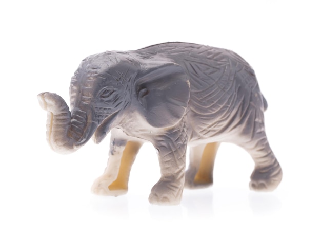 Éléphant en plastique jouet isolé sur fond blanc.