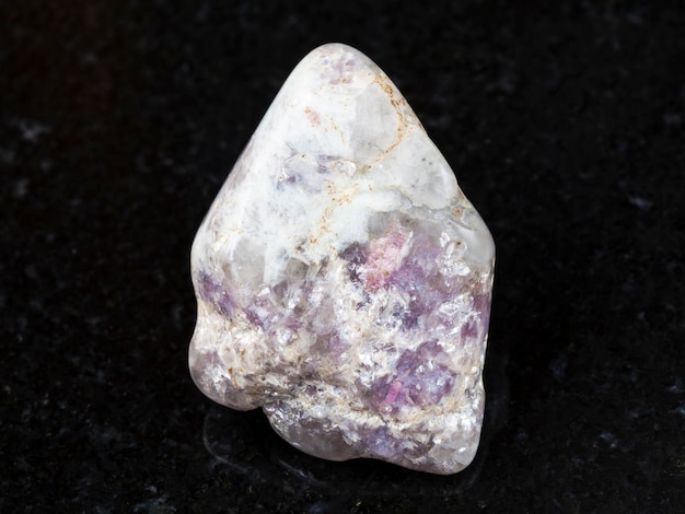 Lépidolite sur pierre de quartz polie sur dark