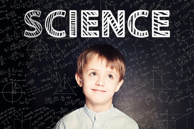 Lern Science concept Clever enfant étudiant sur tableau noir backgro