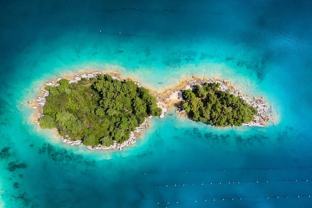 Îles avec des arbres au milieu de la mer Eau turquoise dans la mer Méditerranée Paysage d'été en Croatie depuis les airs