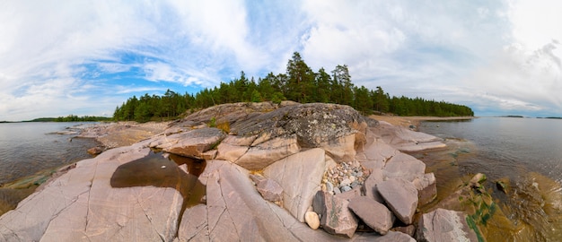 Îles du lac Ladoga. Beau paysage - eau, pins et rochers.